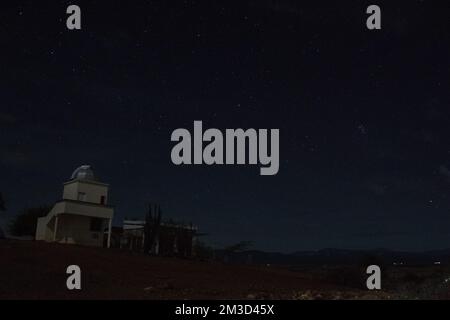 Observatoire astronomique à la nuit étoilée avec le cactus Lonely dans le désert de Tatacoa, Huila, Colombie Banque D'Images