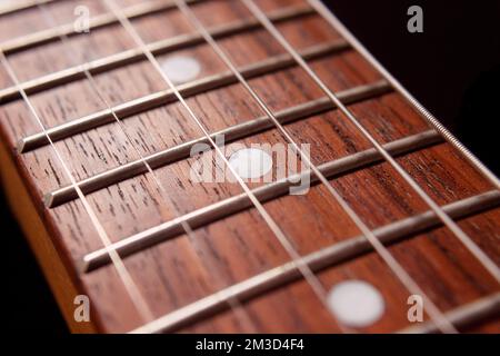 Macro photographie à six cordes de guitare électrique et des fretboards en bois. Instruments vintage et concept de musique Banque D'Images