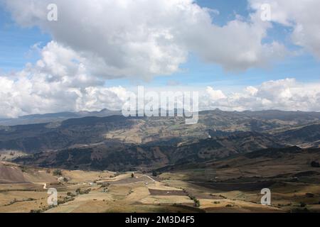 Magnifique paysage colombien de la chaîne de montagnes andines sur le soleil de l'heure d'or coucher de soleil avec ciel bleu et récoltes Banque D'Images