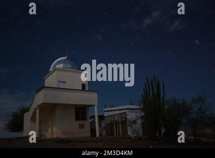 Ancien Observatoire astronomique avec cactus Lonely et nuit étoilée en arrière-plan dans le désert de Tatacoa, Huila, Colombie Banque D'Images