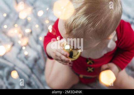 Beau petit enfant fête Noël. Banque D'Images