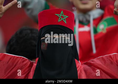 DOHA, QATAR - DÉCEMBRE 14 : un partisan du Maroc pose pour une photo avant la coupe du monde de la FIFA, Qatar 2022 demi-finale match entre la France et le Maroc au stade Al Bayt sur 14 décembre 2022 à Al Khor, Qatar. (Photo de Florencia Tan Jun/PxImages) crédit: PX Images/Alamy Live News Banque D'Images