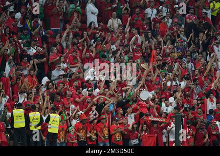 DOHA, QATAR - DÉCEMBRE 14 : les supporters du Maroc célèbrent lors de la coupe du monde de la FIFA, le Qatar 2022 demi-finale match entre la France et le Maroc au stade Al Bayt sur 14 décembre 2022 à Al Khor, Qatar. (Photo de Florencia Tan Jun/PxImages) crédit: PX Images/Alamy Live News Banque D'Images