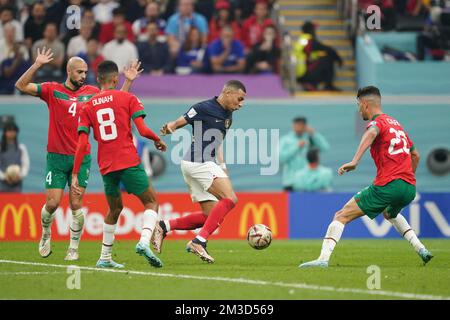 Al Khor, Qatar. 14th décembre 2022. Stade Al Bayt DOHA, QATAR - DÉCEMBRE 14 : le joueur de France Kylian Mbappé pilote le ballon lors de la coupe du monde de la FIFA, Qatar 2022 demi-finale match entre la France et le Maroc au stade Al Bayt sur 14 décembre 2022 à Al Khor, Qatar. (Photo de Florencia Tan Jun/PxImages) (Florencia Tan Jun/SPP) crédit: SPP Sport Press photo. /Alamy Live News Banque D'Images