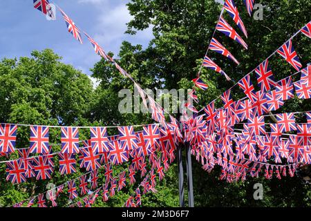 Queen Elizabeth II Platinum Jubilee : drapeaux Union Jack décorant Duke of York Square, King's Road, Chelsea, Londres, Angleterre Banque D'Images