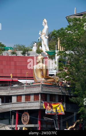 La statue de Guan Yin en plein air avec une hauteur sur Wat Khao Takiab est situé à la plage de Hua Hin, Pra Chuap Khi RI Khun province au milieu de la Thaïlande. Banque D'Images