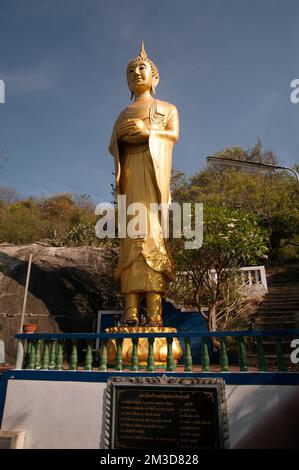 La statue extérieure de Bouddha doré debout sur Wat Khao Tao est située, Hua Hin . PRA Chuap Khi RI Khun province en Thaïlande. Banque D'Images