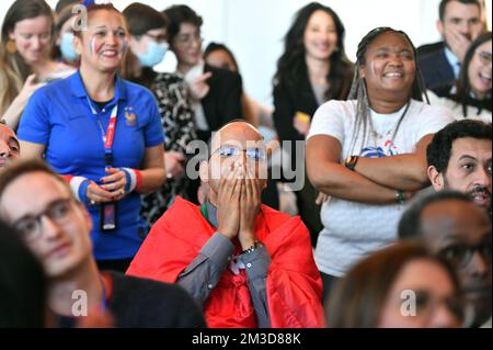 New York, États-Unis. 14th décembre 2022. Un fan de football portant un drapeau marocain réagit alors qu'il regarde le match de demi-finale de la coupe du monde entre la France et le Maroc, sur un grand écran installé dans le salon des délégués avec l'aimable autorisation de la mission au Qatar au siège des Nations Unies, à 14 décembre 2022. La France a battu le Maroc 2-0 et a avancé aux finales qui auront lieu ce week-end. (Photo par Anthony Behar/Sipa USA) crédit: SIPA USA/Alay Live News Banque D'Images