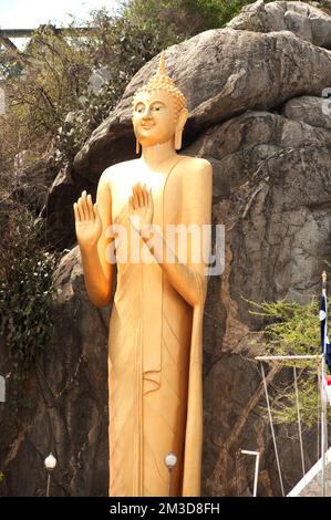 Statue de Bouddha doré en plein air debout d'une hauteur de 16 mètres sur Wat Khao Takiab est situé, plage de Hua Hin, province de Pra Chuap Khi RI Khun en Thaïlande. Banque D'Images