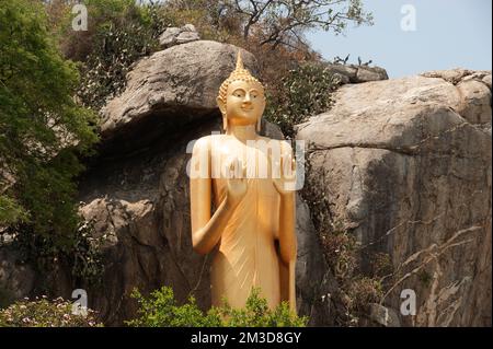 Statue de Bouddha doré en plein air debout d'une hauteur de 16 mètres sur Wat Khao Takiab est situé, plage de Hua Hin, province de Pra Chuap Khi RI Khun en Thaïlande. Banque D'Images