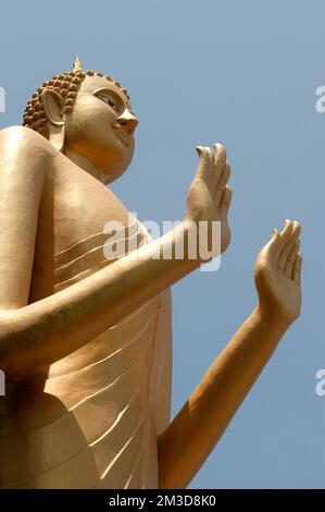 Statue de Bouddha doré en plein air debout d'une hauteur de 16 mètres sur Wat Khao Takiab est situé, plage de Hua Hin, province de Pra Chuap Khi RI Khun en Thaïlande. Banque D'Images