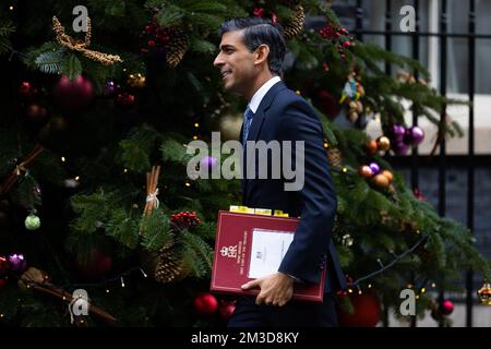 Londres, Royaume-Uni. 14th décembre 2022. Le Premier ministre Rishi Sunak quitte le 10 Downing Street pour que le Parlement prenne les dernières questions du Premier ministre de l'année à Londres. Crédit : SOPA Images Limited/Alamy Live News Banque D'Images