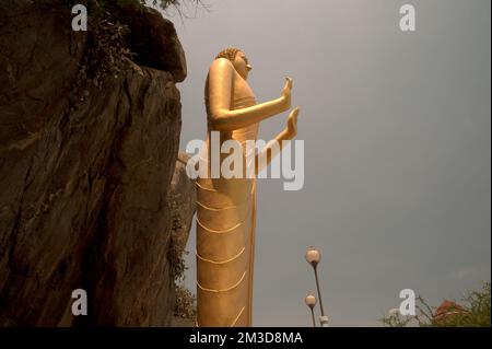 Statue de Bouddha doré en plein air debout d'une hauteur de 16 mètres sur Wat Khao Takiab est situé, plage de Hua Hin, province de Pra Chuap Khi RI Khun en Thaïlande. Banque D'Images