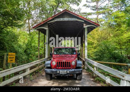 Little Rock, AR, Etats-Unis - 9 septembre 2022: eep Wrangler Sports illimités garés le long du parc de la réserve Banque D'Images