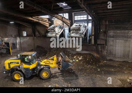 PRODUCTION - 13 décembre 2022, Hessen, Francfort-sur-le-main : deux camions à ordures déchargent les déchets au point de collecte, et une pelle hydraulique les recycle ensuite. L'usine de traitement des biodéchets est l'une des installations les plus modernes de ce genre. Photo: Hannes P. Albert/dpa Banque D'Images