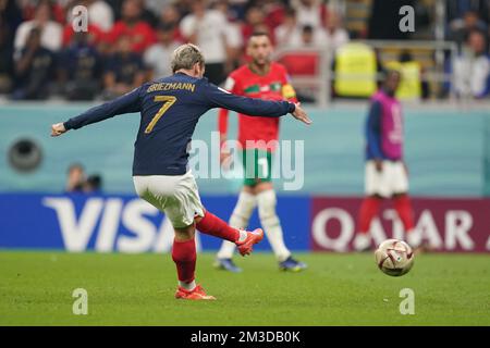 Al Khor, Doha, Qatar, Qatar. 14th décembre 2022. DOHA, QATAR - DÉCEMBRE 14 : le joueur de France Antoine Griezmann tire le ballon lors de la coupe du monde de la FIFA, Qatar 2022 demi-finales match entre la France et le Maroc au stade Al Bayt sur 14 décembre 2022 à Al Khor, Qatar. (Credit image: © Florencia Tan Jun/PX Imagens via ZUMA Press Wire) Credit: ZUMA Press, Inc./Alamy Live News Banque D'Images