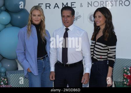 Kelly Sawyer Patricof, co-fondatrice de Baby2Baby (à gauche), Alberto Cavalho, surintendant du LAUSD (au centre) et Norah Weinstein, co-fondatrice de Baby2Baby, posent à la Los Angeles Dodgers Foundation Holiday Party, le mercredi 14 décembre 2022, à Los Angeles. Banque D'Images