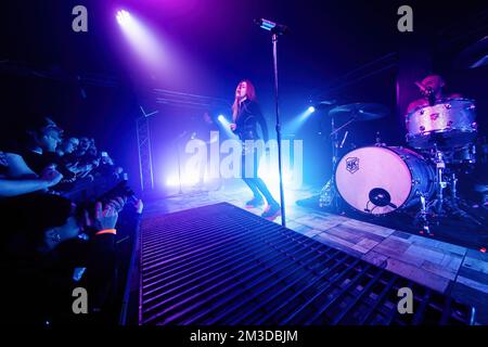 Milan, Italie. 14th décembre 2022. Chrissy Costanza, du groupe pop-rock américain contre les spectacles actuels, vit au Legend Club de Milan. Crédit : SOPA Images Limited/Alamy Live News Banque D'Images