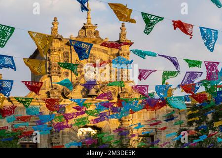 papel picado accroché aux festivités mexicaines dans les espaces publics, mexique Banque D'Images