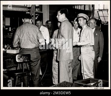 John F. Kennedy en milieu de travail avec hommes , Ordnance industrie, Armurerie, officiers militaires, Kennedy, John F. John Fitzgerald, 1917-1963, Watertown Arsenal Mass. Documents des États-Unis Armée opérationnelle Banque D'Images