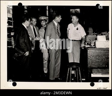 John F. Kennedy avec quatre hommes , Ordnance industrie, armes, officiers militaires, Kennedy, John F. John Fitzgerald, 1917-1963, Watertown Arsenal Mass. Documents des États-Unis Armée opérationnelle Banque D'Images