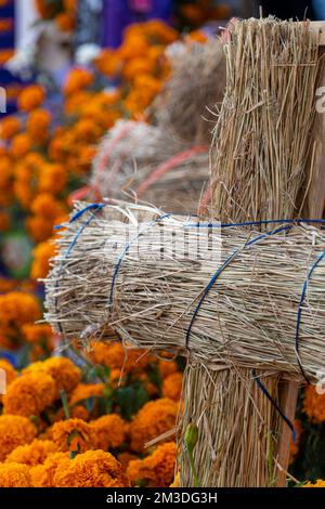 croix de paille au fond de cempasuchil autel dia de muerto Banque D'Images