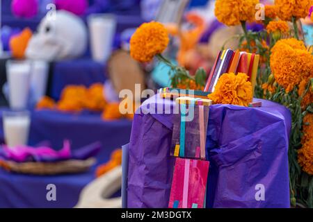 jouets traditionnels au mexique sur un autel pour le jour des morts, Banque D'Images