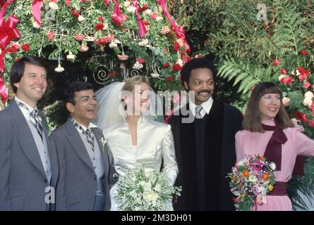 Jean Kasem et Casey Kasem avec le révérend Jesse Jackson, Mike Curr et la sœur Carol à leur mariage en 1980. Crédit: Ralph Dominguez/MediaPunch Banque D'Images