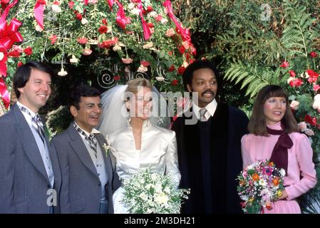 Jean Kasem et Casey Kasem avec le révérend Jesse Jackson, Mike Curr et la sœur Carol à leur mariage en 1980. Crédit: Ralph Dominguez/MediaPunch Banque D'Images