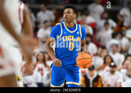 College Park, Maryland, États-Unis. 14th décembre 2022. Le garde des Bruins de l'UCLA Jaylen Clark (0) dribbles le ballon pendant le match de basket-ball de la NCAA entre les Bruins de l'UCLA et les Terrapins du Maryland au Xfinity Center à College Park, MD. Reggie Hildred/CSM/Alamy Live News Banque D'Images