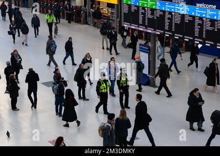 Londres, Royaume-Uni. 14th décembre 2022. Personnes vues à la gare de Waterloo à Londres. Les services ferroviaires sont fortement touchés par l'action de grève industrielle du Syndicat des chemins de fer, des Maritimes et des Transports (RMT), qui se produit du 14th au 19th décembre, et de nouveau du 24th au 27th décembre. Crédit : SOPA Images Limited/Alamy Live News Banque D'Images