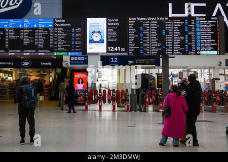 Londres, Royaume-Uni. 14th décembre 2022. Personnes vues à la gare de Waterloo à Londres. Les services ferroviaires sont fortement touchés par l'action de grève industrielle du Syndicat des chemins de fer, des Maritimes et des Transports (RMT), qui se produit du 14th au 19th décembre, et de nouveau du 24th au 27th décembre. (Photo de Tejas Sandhu/SOPA Images/Sipa USA) Credit: SIPA USA/Alay Live News Banque D'Images