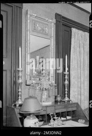 Kitterege-Rogers House, Salem: Intérieur, miroir-candelabra , intérieur, miroirs, Candélabres. Collection de négatifs photographiques Samuel Chamberlain Banque D'Images