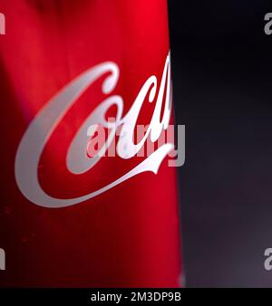 Russie Sankt-Petersbourg - 04 juillet 2020: Photo macro d'une boîte de coca-cola réfrigéré avec des gouttes d'eau sur fond noir. Boisson de refroidissement sur une somme chaude Banque D'Images