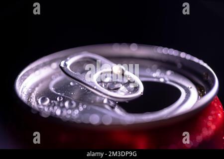 Boîte ouverte en aluminium avec gouttes d'eau ou gros plan de la rosée, vue de dessus Banque D'Images