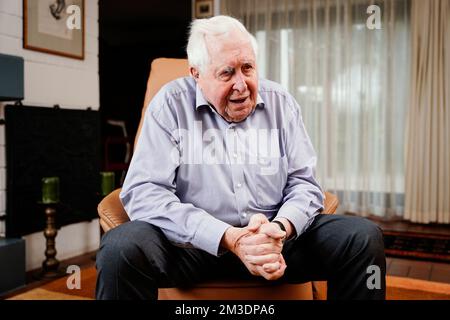 Speyer, Allemagne. 15th novembre 2022. Bernhard Vogel (CDU), ancien ministre-président de la Rhénanie-Palatinat et de la Thuringe, est assis dans son salon pendant une conversation. Credit: Uwe Anspach/dpa/Alamy Live News Banque D'Images