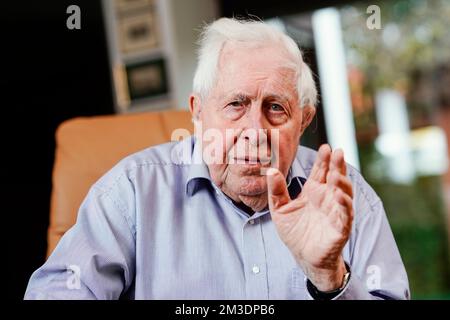 Speyer, Allemagne. 15th novembre 2022. Bernhard Vogel (CDU), ancien ministre-président de la Rhénanie-Palatinat et de la Thuringe, fait des gestes au cours d'une conversation dans son salon. Credit: Uwe Anspach/dpa/Alamy Live News Banque D'Images