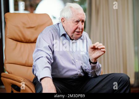 Speyer, Allemagne. 15th novembre 2022. Bernhard Vogel (CDU), ancien ministre-président de la Rhénanie-Palatinat et de la Thuringe, fait des gestes au cours d'une conversation dans son salon. Credit: Uwe Anspach/dpa/Alamy Live News Banque D'Images