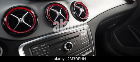 Tableau de bord de voiture sport moderne éléments en cuir noir et rouge Banque D'Images