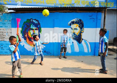 Non exclusif: 14 décembre 2022 à Sylhet, Bangladesh: De jeunes fans argentins célébrant, pose devant une fresque de son héros, Lionel Messi, gagne sur Cro Banque D'Images