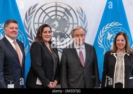 New York, États-Unis. 14th décembre 2022. Le Secrétaire général Antonio Guterres a reçu le Prix du leadership humanitaire du Conseil du leadership américain portugais des États-Unis (PALCUS) remis par Katherine Soares, présidente du PALCUS (2nd de gauche) au siège de l'ONU à New York, sur 14 décembre 2022. Le prix est un vase en cristal fabriqué par la célèbre société portugaise de porcelaine et de verrerie Vista Alegre. (Photo de Lev Radin/Sipa USA) (photo de Lev Radin/Pacific Press) crédit: Pacific Press Media production Corp./Alay Live News Banque D'Images