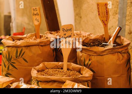 La vue des grains dans les sacs affichés avec le prix Banque D'Images