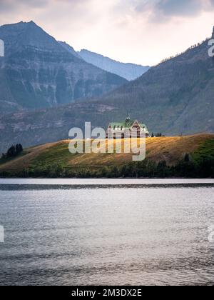 Vue d'été sur l'hôtel historique de Waterton Banque D'Images