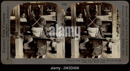 Une grande usine de tissage de la soie indigène, Kiryu, Japon , l'industrie de la soie, les usines, Métiers à tisser, travailleurs de l'usine de textile Banque D'Images