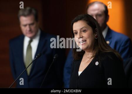 La présidente de la Conférence républicaine de la Chambre des représentants des États-Unis, Elise Stefanik (républicaine de New York), fait des remarques lors d'une conférence de presse sur les crédits de FY23 au Capitole des États-Unis à Washington, DC, mercredi, 14 décembre 2022. Crédit : Rod Lamkey/CNP Banque D'Images