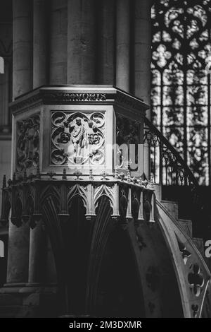 Une vue en noir et blanc des détails de l'architecture de l'église Banque D'Images