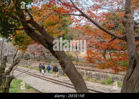 Kyoto, Japon - 26 novembre 2022 : chemin de fer de Keage Incline avec érable d'automne Banque D'Images