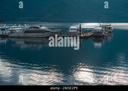 Certains bateaux sur le lac sont amarrés à la jetée en bois. Le lac est très calme. Jetée de Chaowu, zone panoramique nationale du lac Sun Moon. Nantou County, Taïwan Banque D'Images