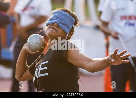 New Delhi, Inde. 14th décembre 2022. Un athlète malvoyants lance un tir mis lors du 'Championnat national d'athlétisme pour les aveugles 22nd' au complexe sportif de Thyagaraj à New Delhi, Inde, le 14 décembre 2022. Crédit : Javed Dar/Xinhua/Alay Live News Banque D'Images