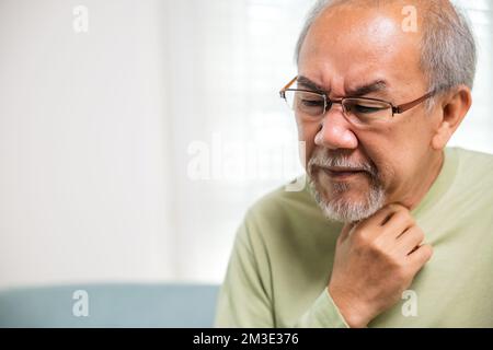 Vieil homme asiatique douloureux dans le mal de gorge Banque D'Images